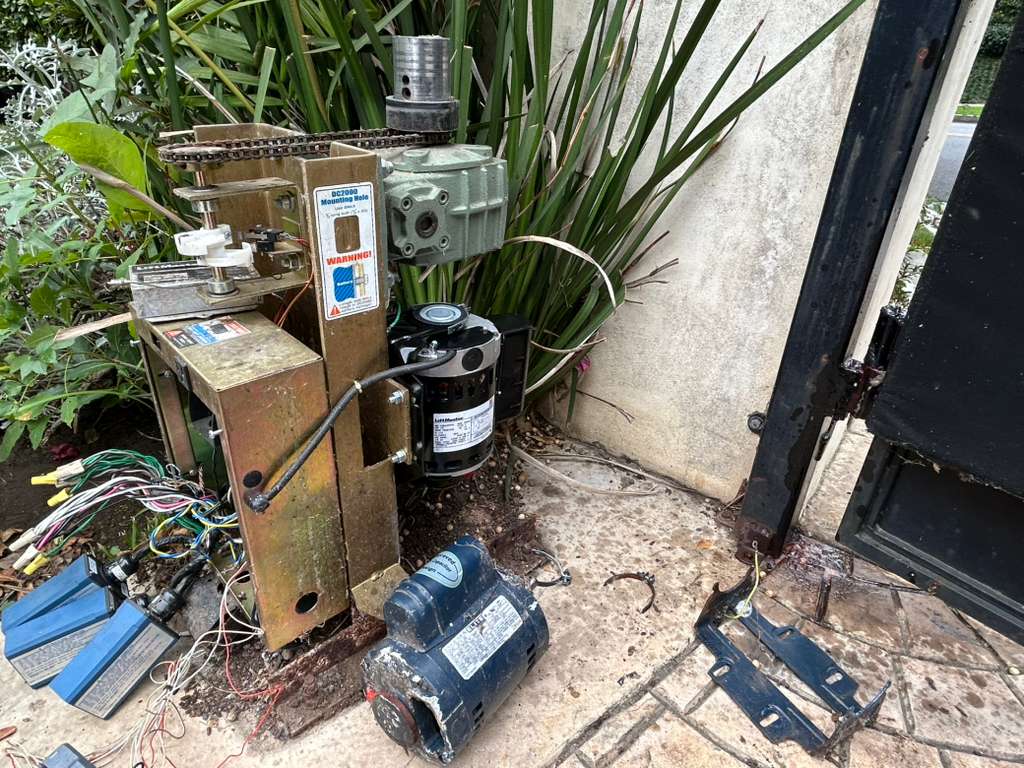 Slide gate motor